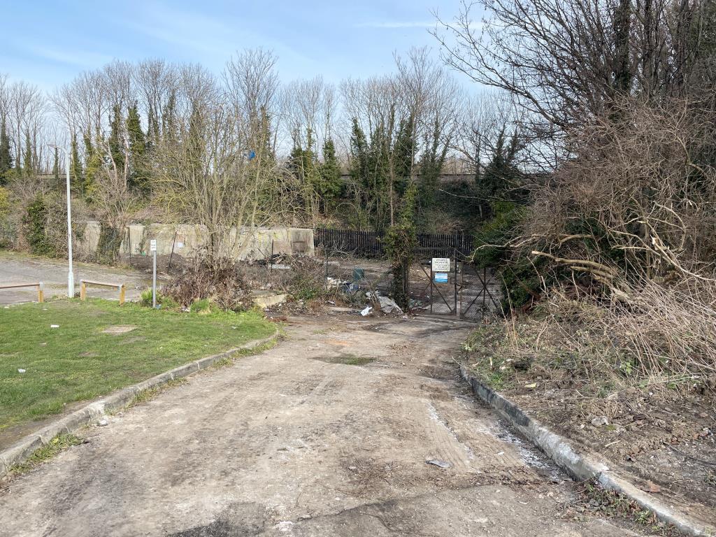 Lot: 35 - FREEHOLD SITE WITH DEVELOPMENT POTENTIAL - Access way with gated entrance